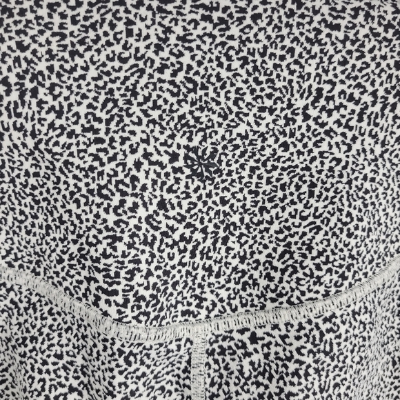 Athleta Black & White Leopard Print Mid Rise 2 Pocket Activewear Leggings Size S - Picture 6 of 10